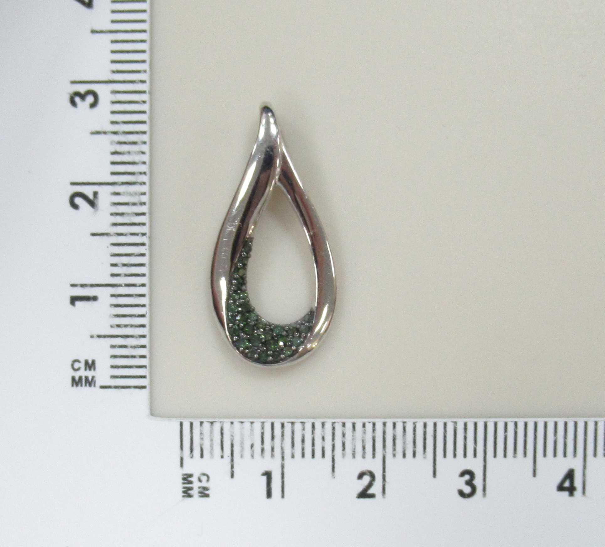 Серебряная подвеска с зелеными бриллиантами